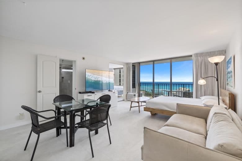 Condo in Honolulu · ★4.81 · 1 bedroom · 3 beds · 1 private bath - Photo 5