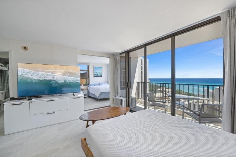 Condo in Honolulu · ★4.81 · 1 bedroom · 3 beds · 1 private bath - Photo 3