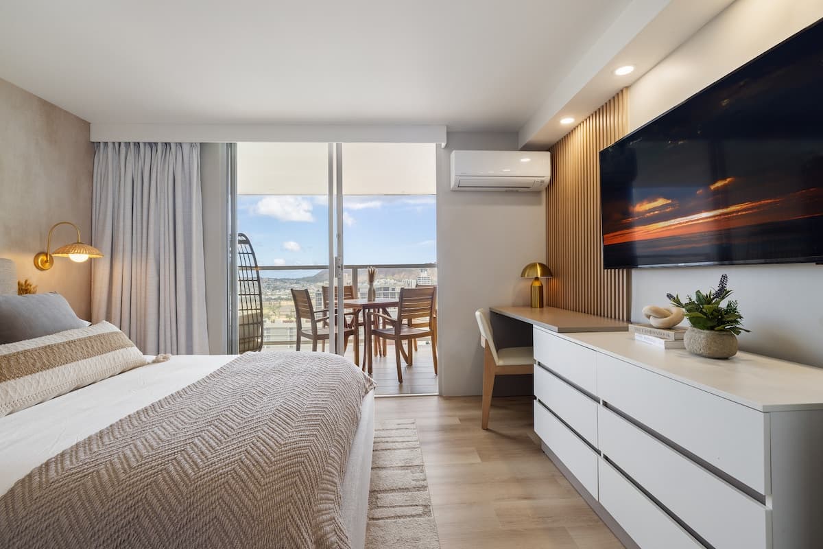Waikiki Ocean Luxe Retreat | High-Floor Views - Photo 2