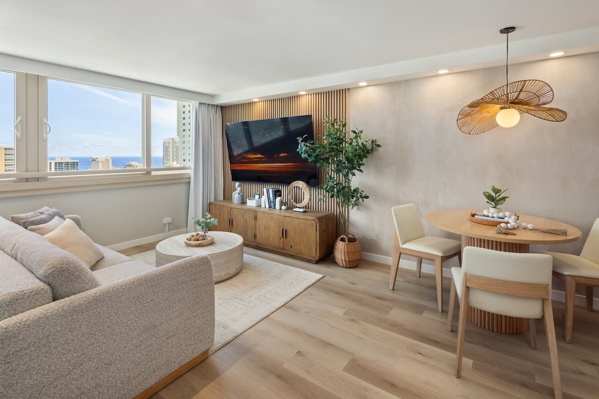 Waikiki Ocean Luxe Retreat | High-Floor Views - Photo 4