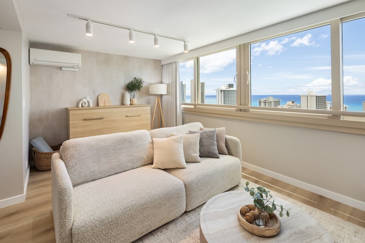 Waikiki Ocean Luxe Retreat | High-Floor Views - Photo 5