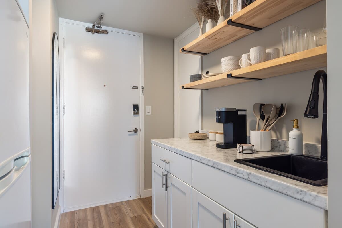 Waikiki Chic • Modern Cozy Studio - Photo 1
