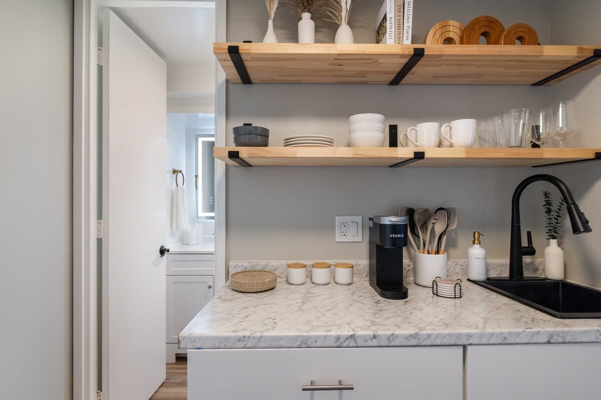 Waikiki Chic • Modern Cozy Studio - Photo 4