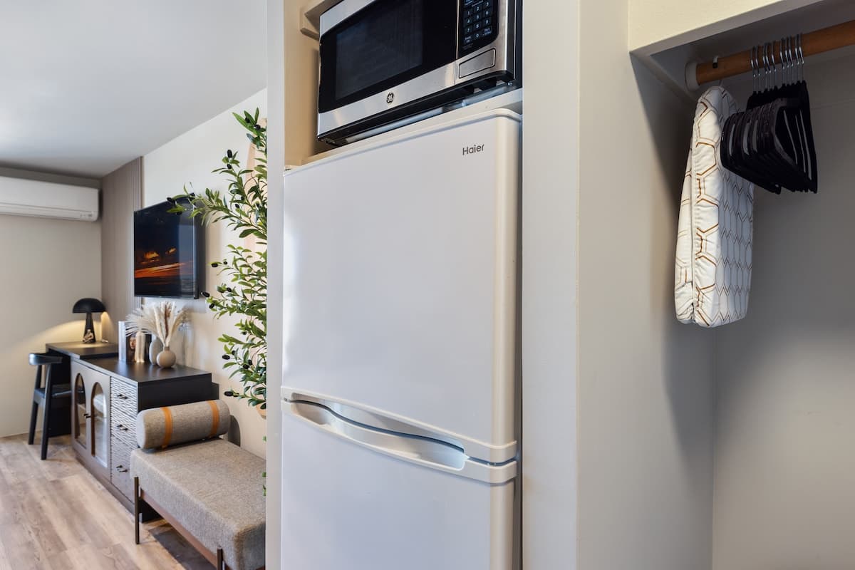 Waikiki Chic • Modern Cozy Studio - Photo 2