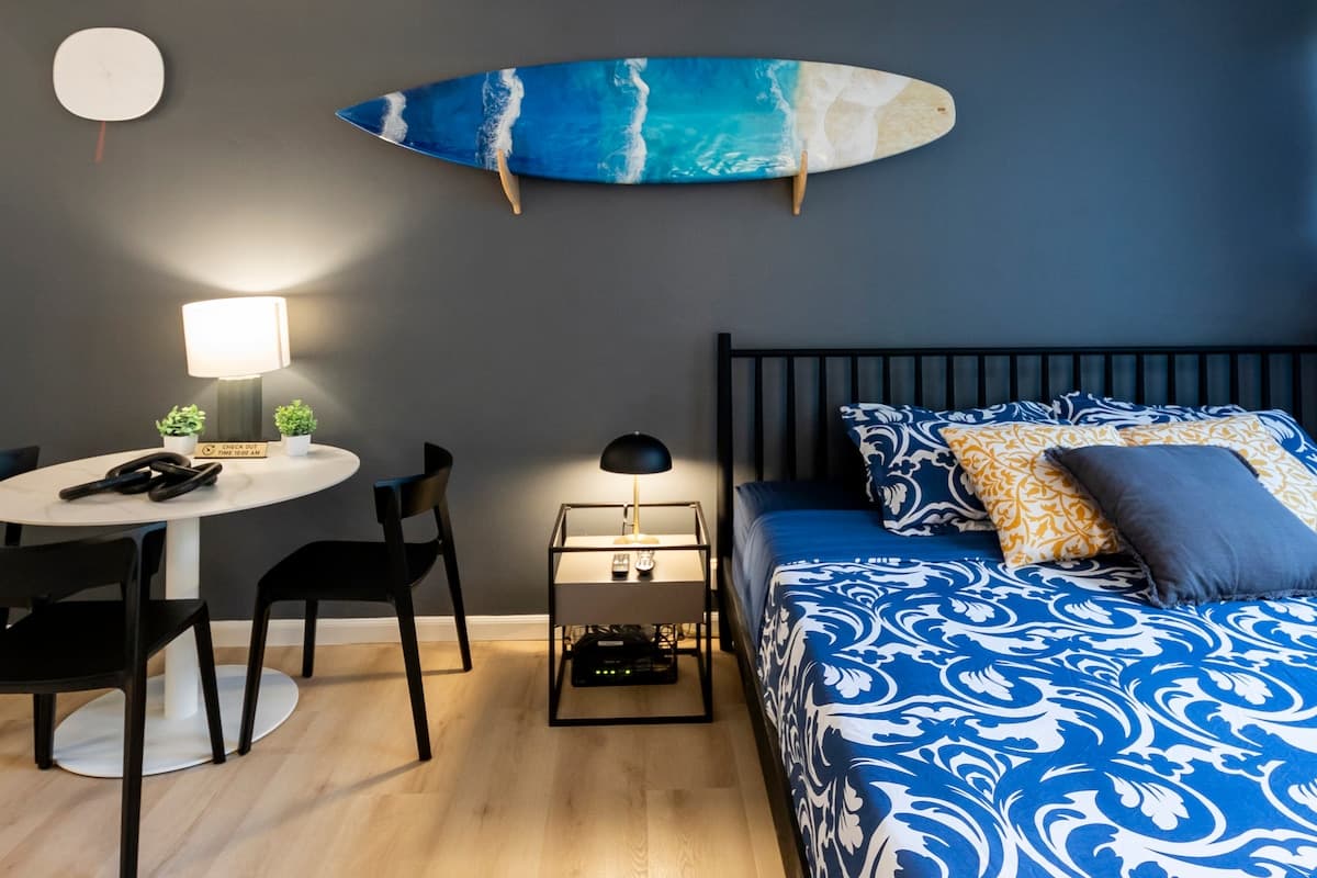 Condo in Honolulu · ★4.57 · Studio · 1 bed · 1 private bath - Photo 2