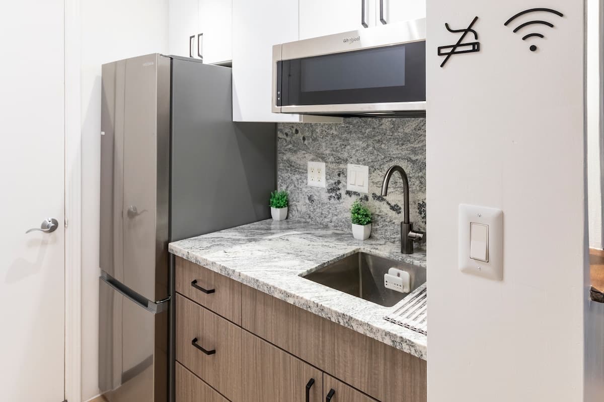 Condo in Honolulu · ★4.57 · Studio · 1 bed · 1 private bath - Photo 4