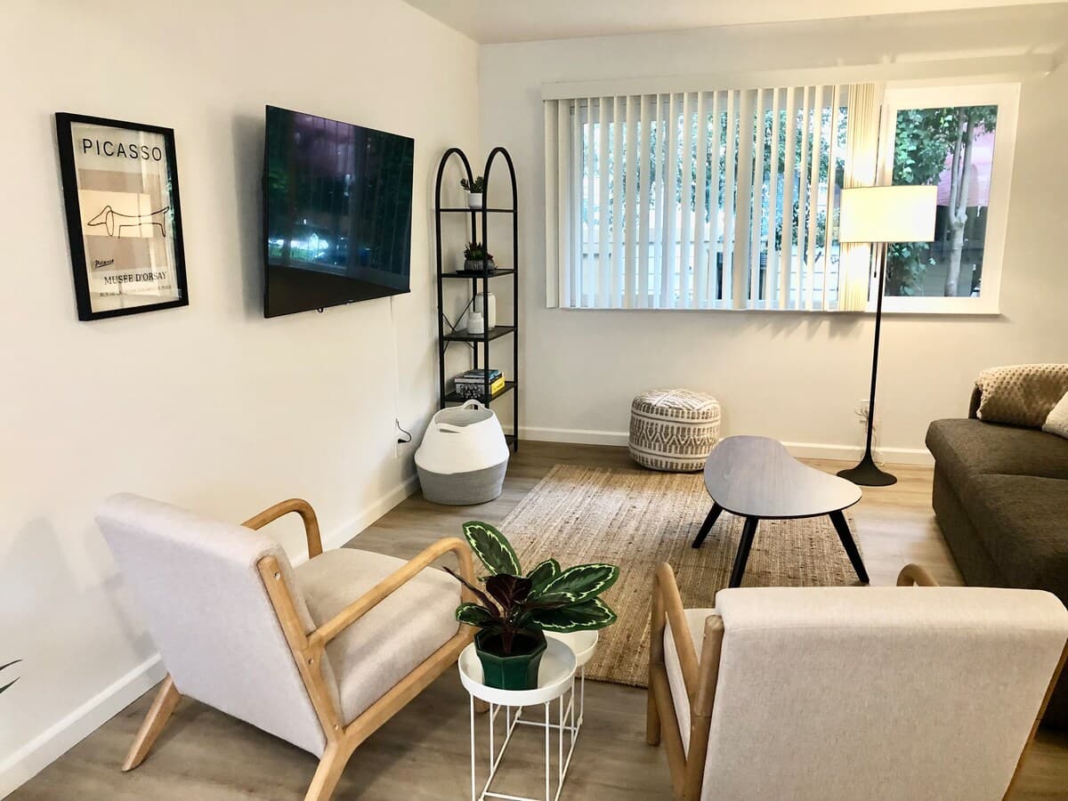Airy 2b/1.5b centrally located near shops & beach - Photo 3