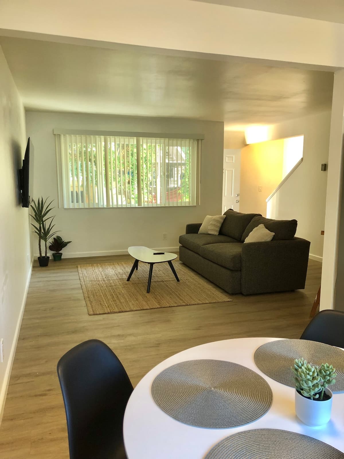Airy 2b/1.5b centrally located near shops & beach - Photo 2