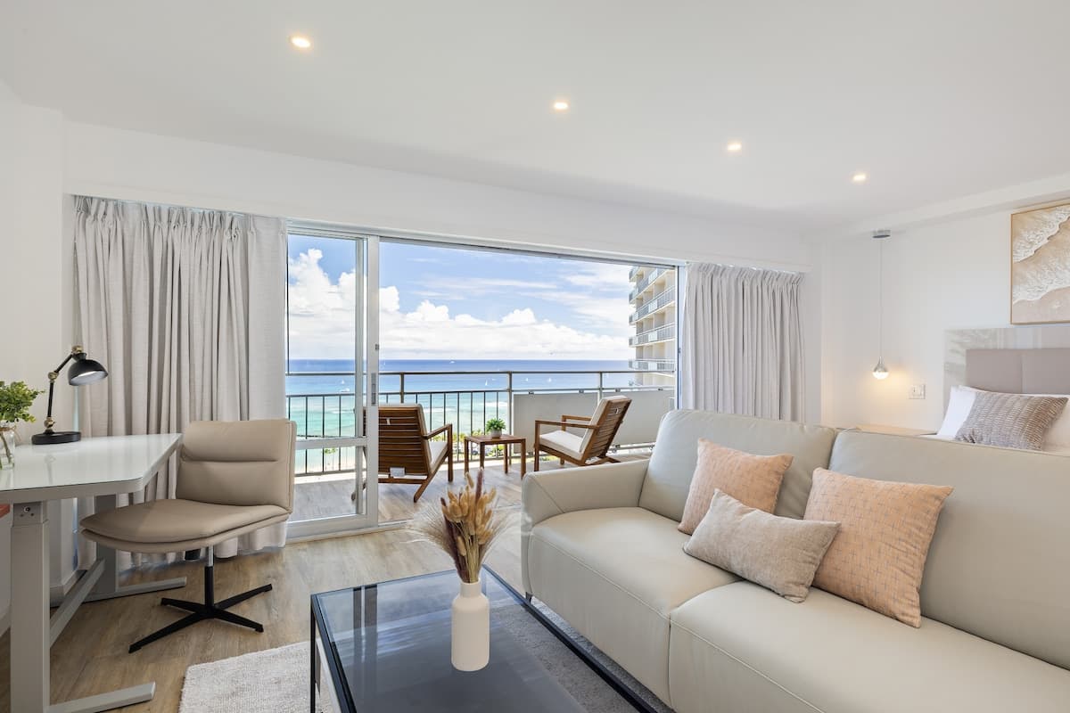 Ocean Breeze Retreat: Luxe High-Rise 21F - Photo 1