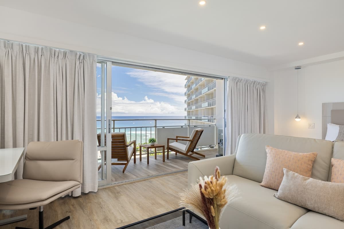 Ocean Breeze Retreat: Luxe High-Rise 21F - Photo 5