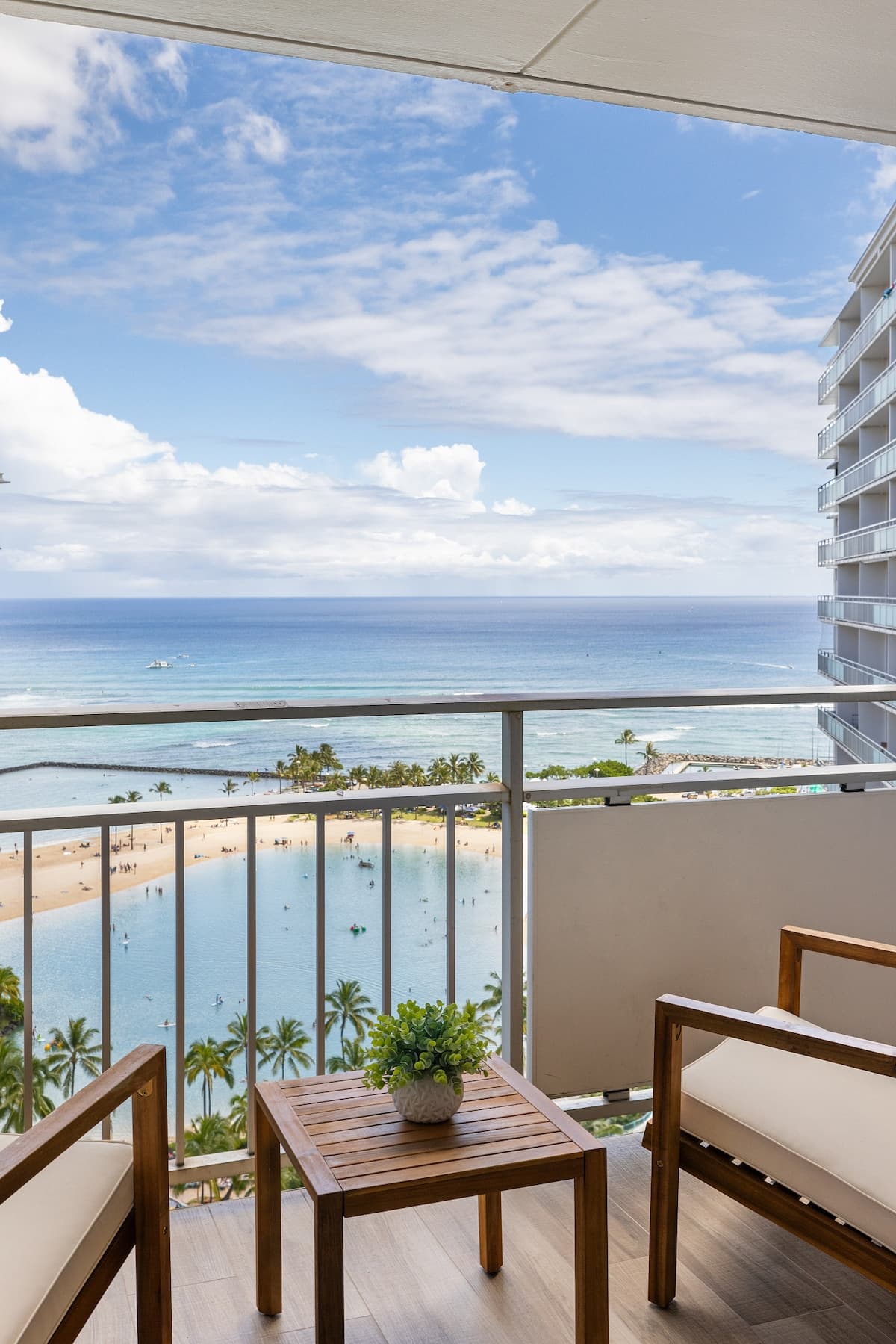Ocean Breeze Retreat: Luxe High-Rise 21F - Photo 2
