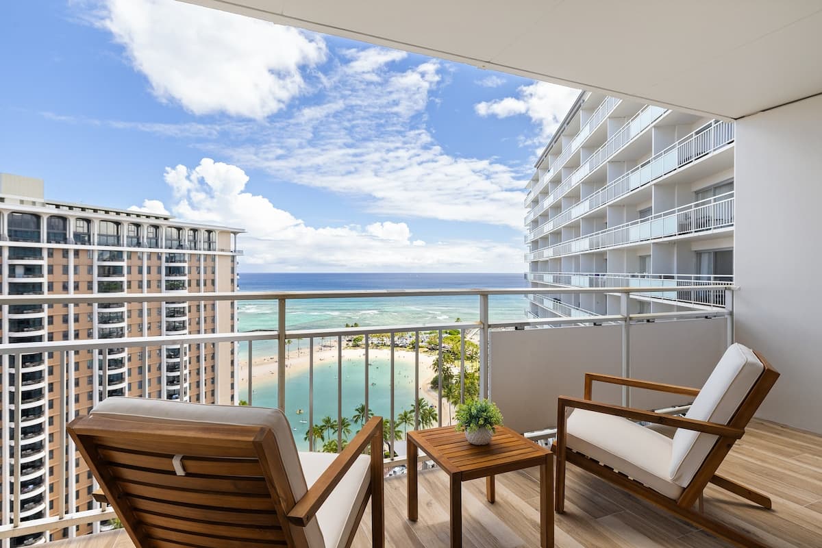 Ocean Breeze Retreat: Luxe High-Rise 21F - Photo 3