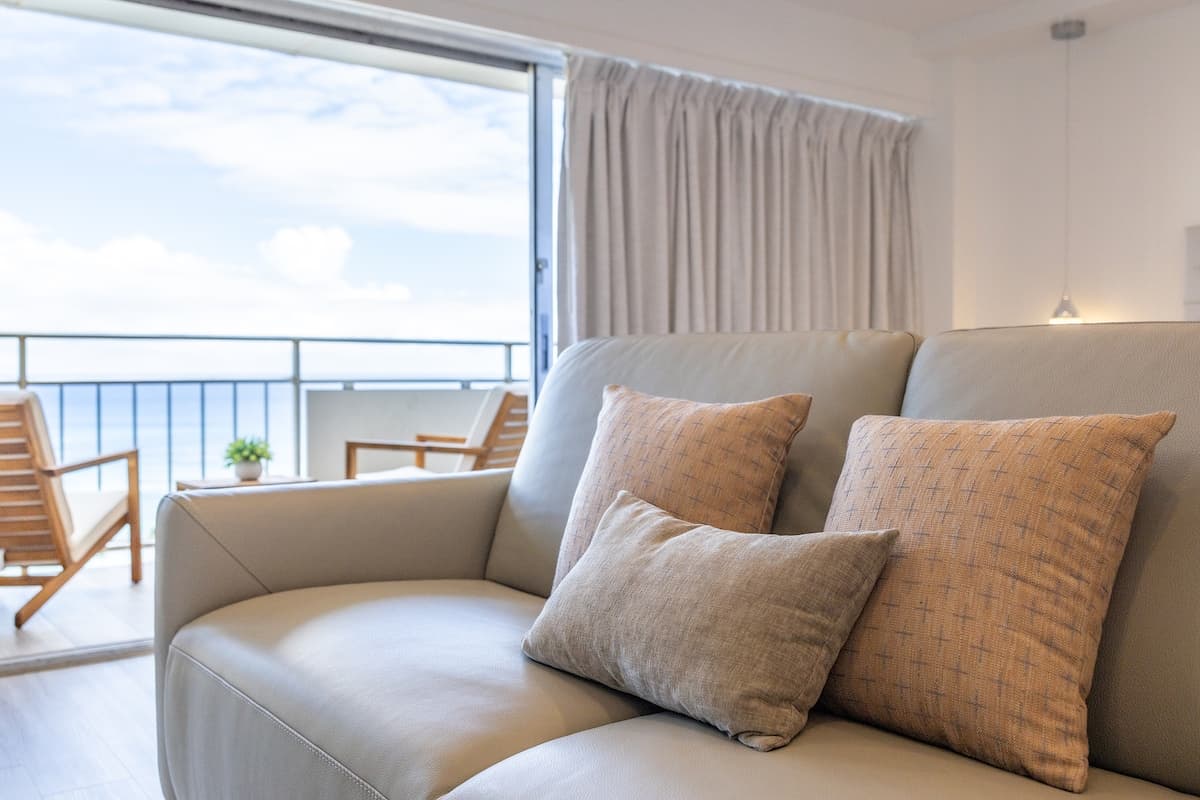 Ocean Breeze Retreat: Luxe High-Rise 21F - Photo 4