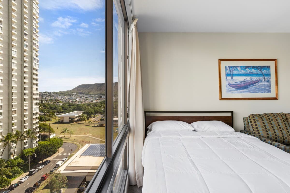 Condo in Honolulu · ★4.72 · 1 bedroom · 3 beds · 1 private bath - Photo 4