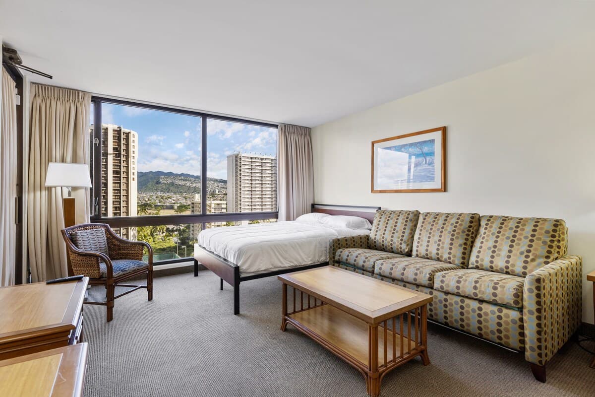 Condo in Honolulu · ★4.72 · 1 bedroom · 3 beds · 1 private bath - Photo 2