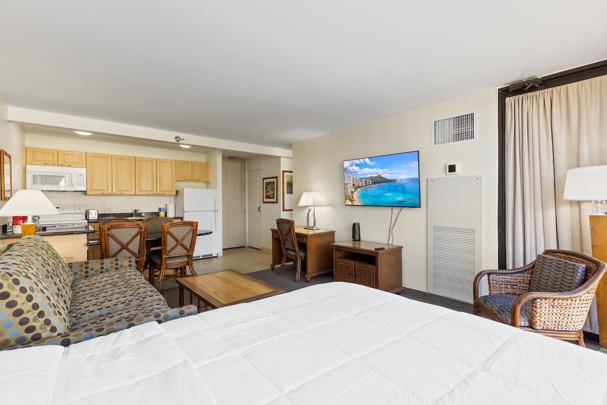 Condo in Honolulu · ★4.72 · 1 bedroom · 3 beds · 1 private bath - Photo 5