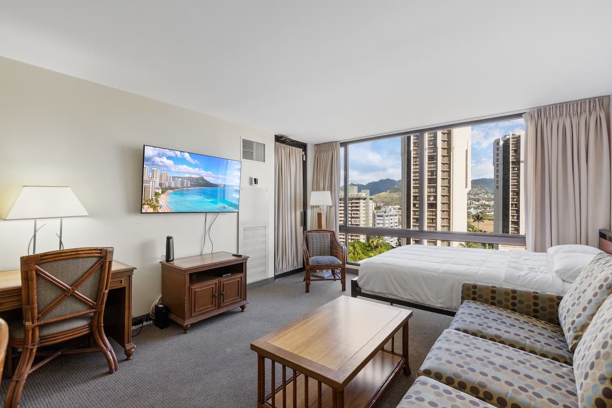 Condo in Honolulu · ★4.72 · 1 bedroom · 3 beds · 1 private bath - Photo 1