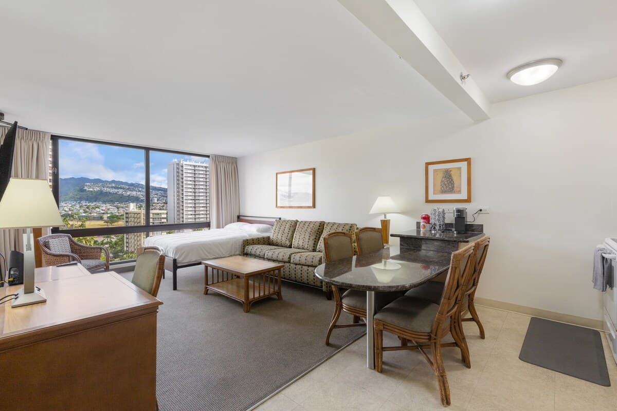Condo in Honolulu · ★4.72 · 1 bedroom · 3 beds · 1 private bath - Photo 3