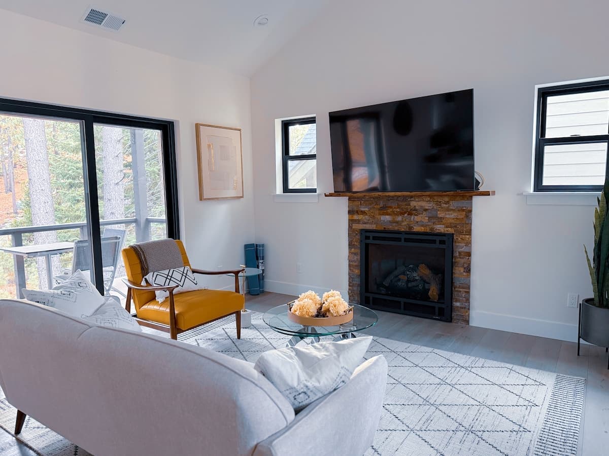Home in Glenbrook · ★5.0 · 3 bedrooms · 4 beds · 3.5 private baths - Photo 1