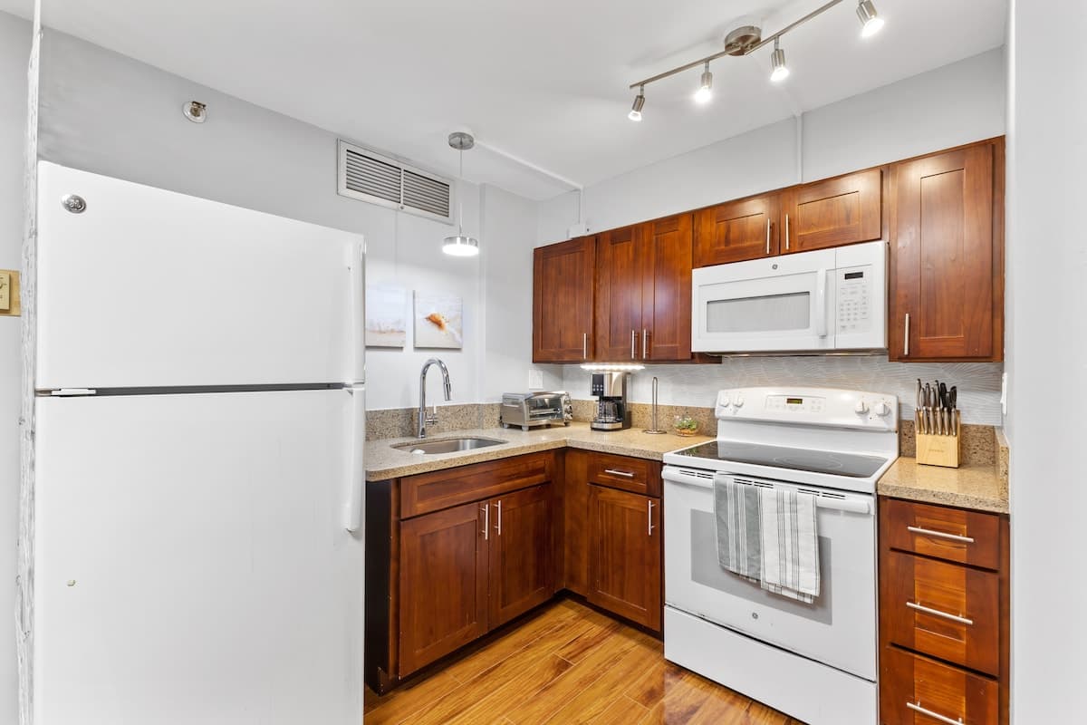 Free Parking! Chic 1BR in Central Downtown - Photo 3