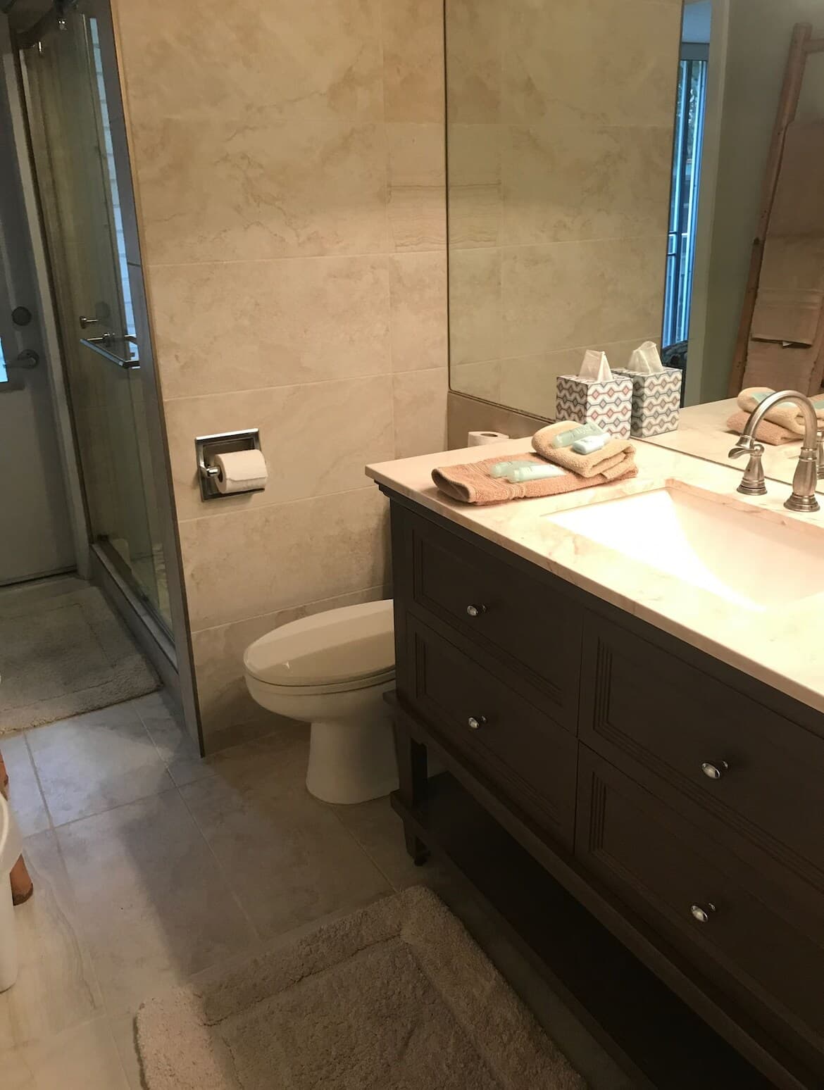 Condo in Honolulu · ★4.64 · 2 bedrooms · 2 beds · 1 private bath - Photo 3