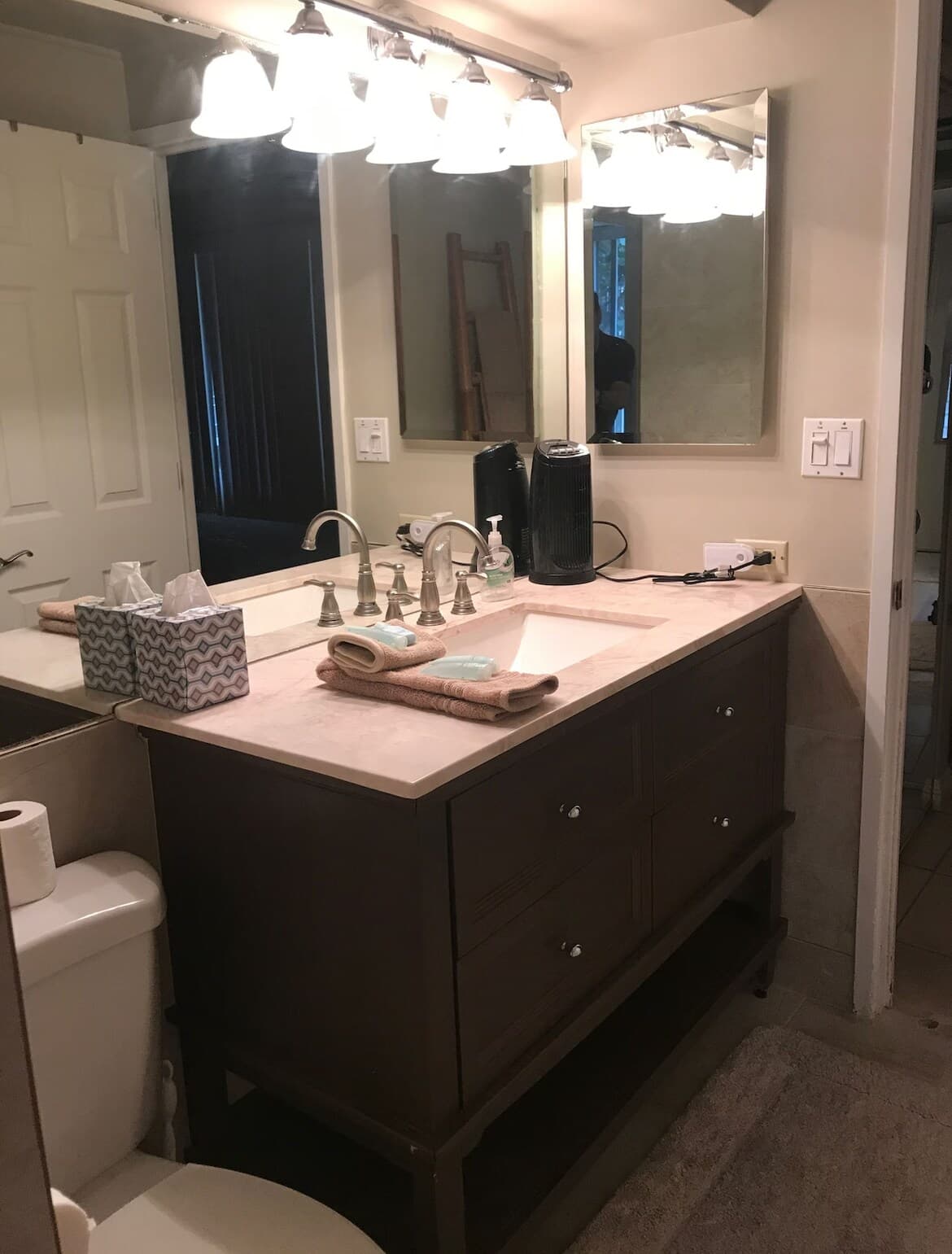 Condo in Honolulu · ★4.64 · 2 bedrooms · 2 beds · 1 private bath - Photo 5
