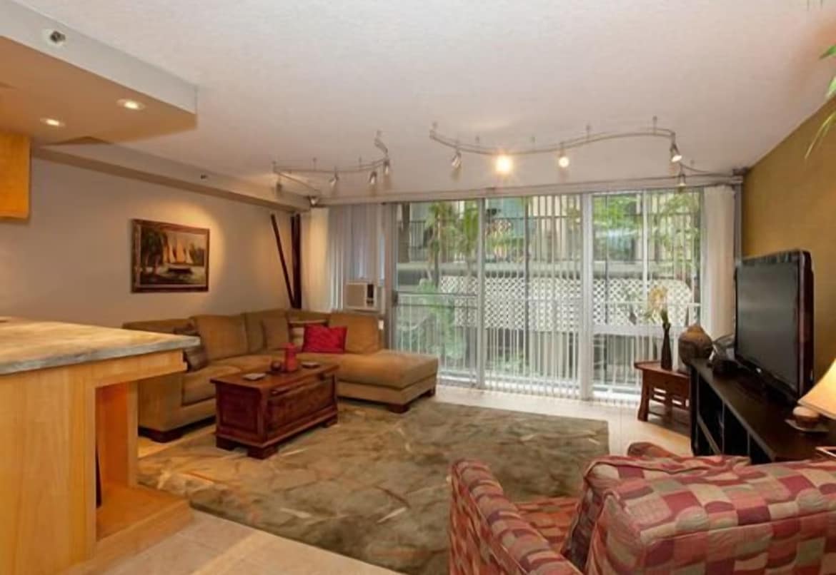 Condo in Honolulu · ★4.64 · 2 bedrooms · 2 beds · 1 private bath - Photo 1