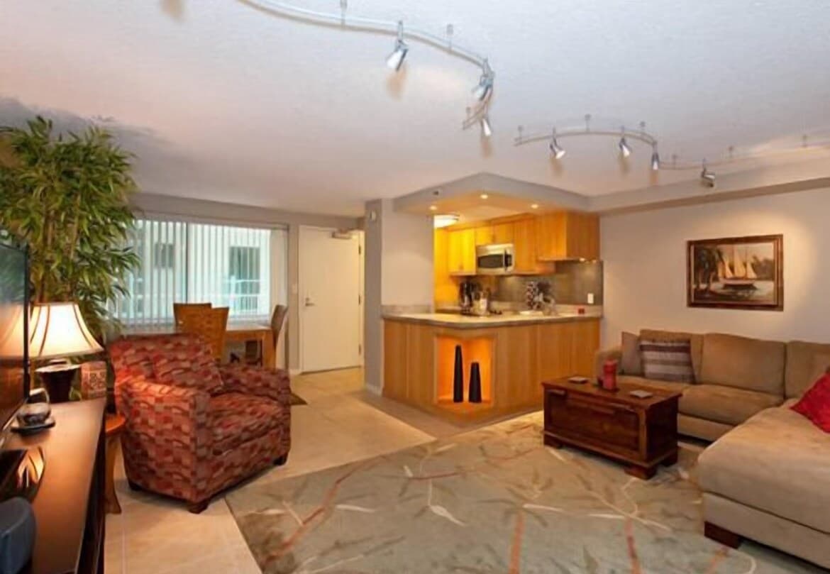 Condo in Honolulu · ★4.64 · 2 bedrooms · 2 beds · 1 private bath - Photo 2