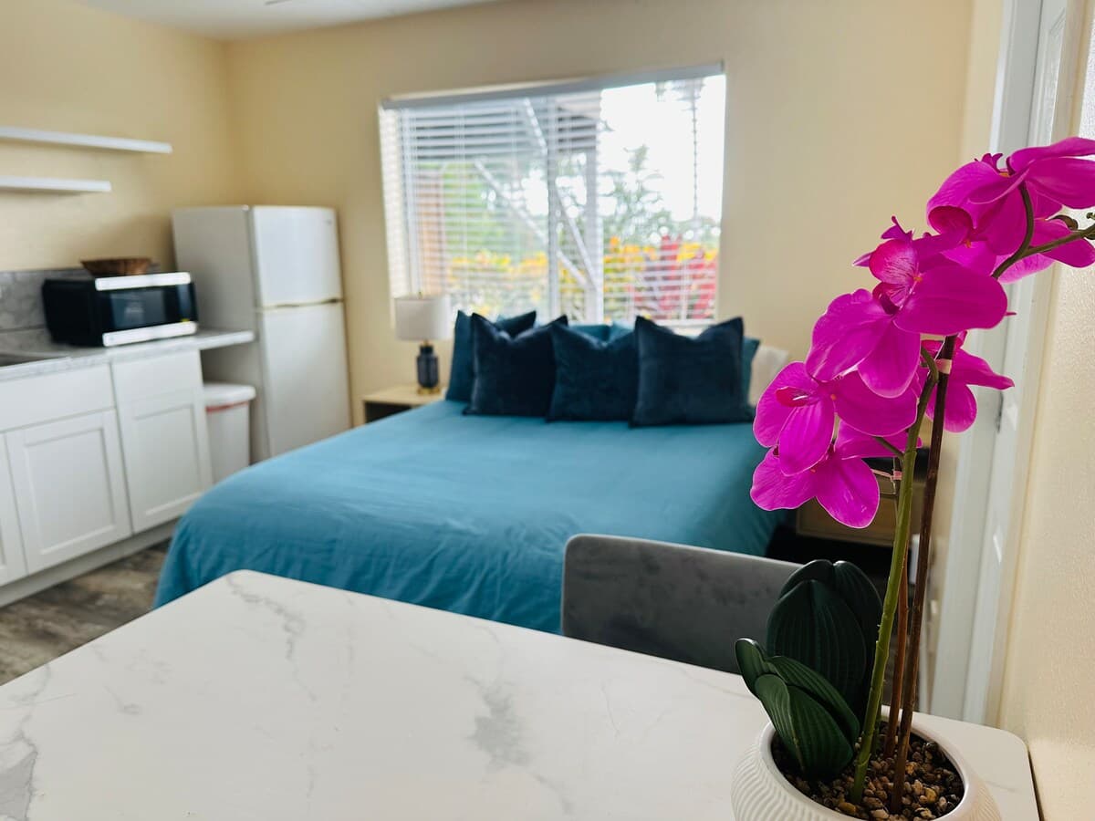 Home in Kailua-Kona · ★4.55 · 1 bedroom · 1 bed · 1 shared bath - Photo 2
