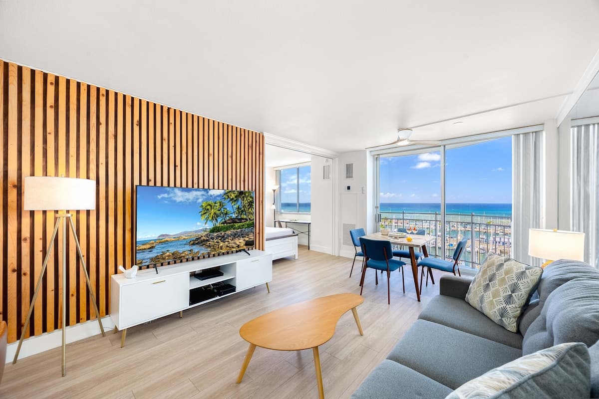 High-floor condo w/ beach essentials - Photo 2