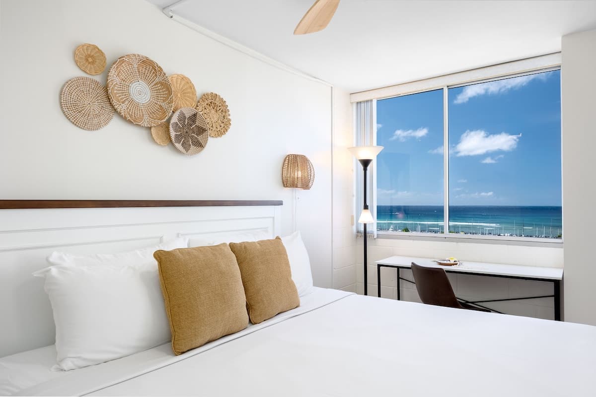 High-floor condo w/ beach essentials - Photo 1