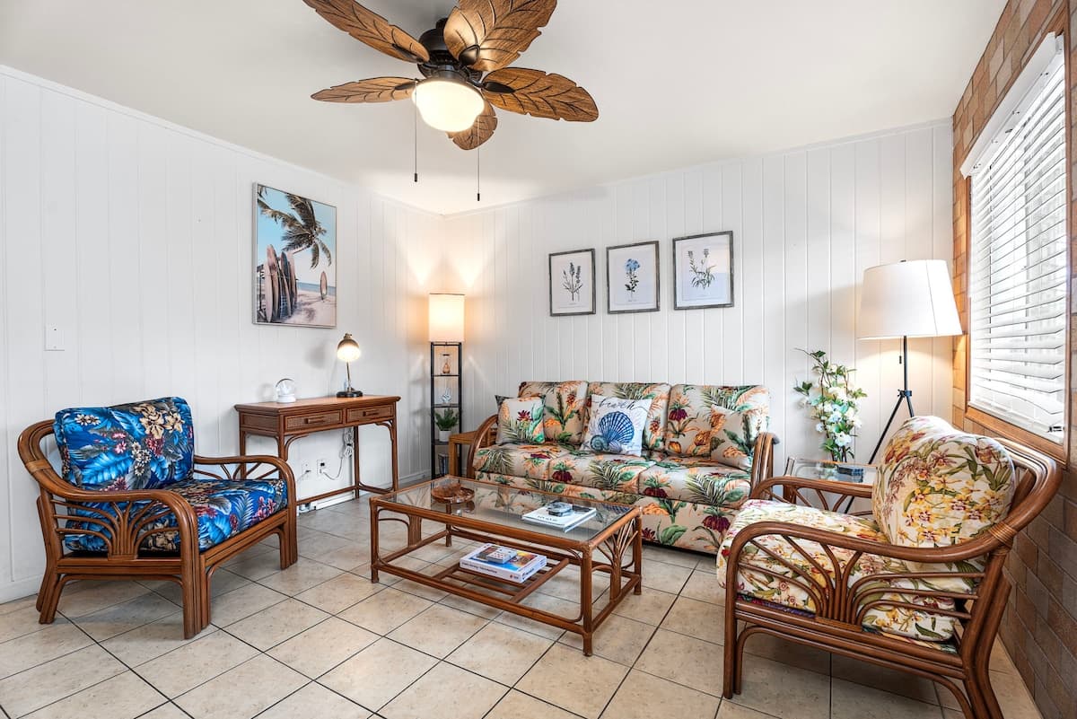 Condo in Kailua-Kona · ★4.98 · 2 bedrooms · 3 beds · 1 private bath - Photo 4
