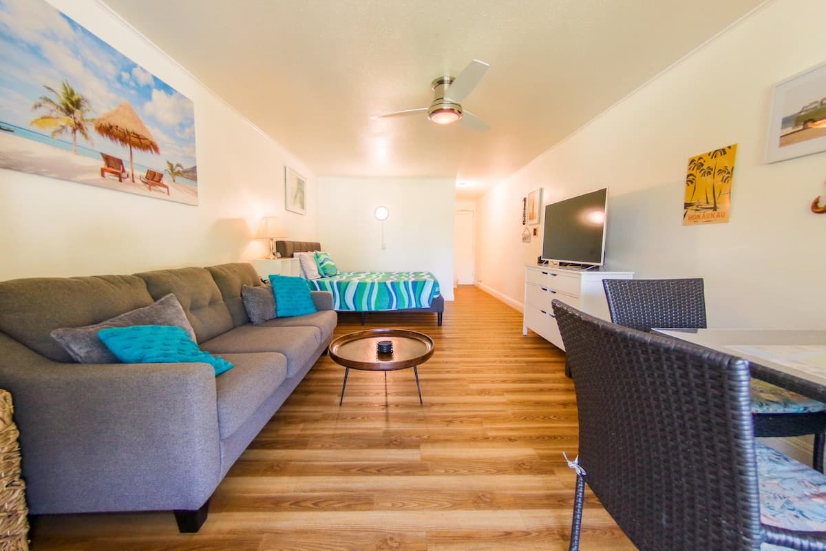 Hale Hoʻokipa – Downtown Kailua-Kona! - Photo 1