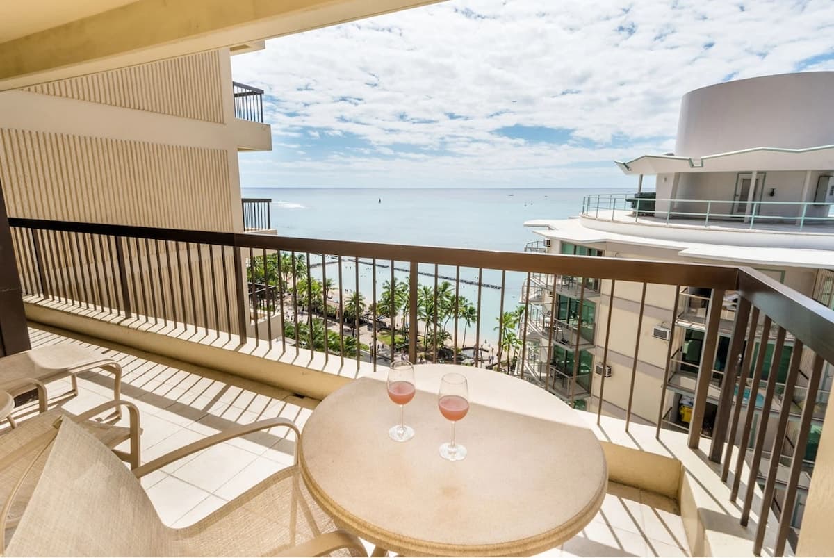 Hotel in Honolulu · ★4.78 · 2 bedrooms · 4 beds · 2 private baths - Photo 1