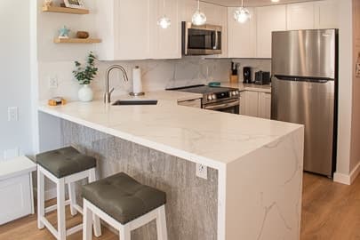 Luxurious Ocean View Ilikai Condo - Photo 5
