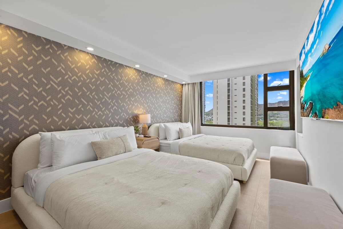 16FL-Upscale Chic Waikiki Banyan 1BR-Free Parking - Photo 1