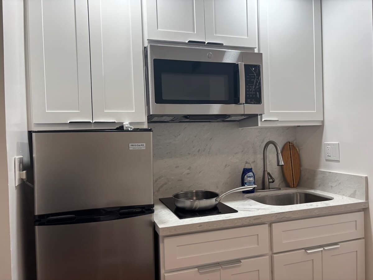 High Ceiling 1BR Free Parking - Photo 5
