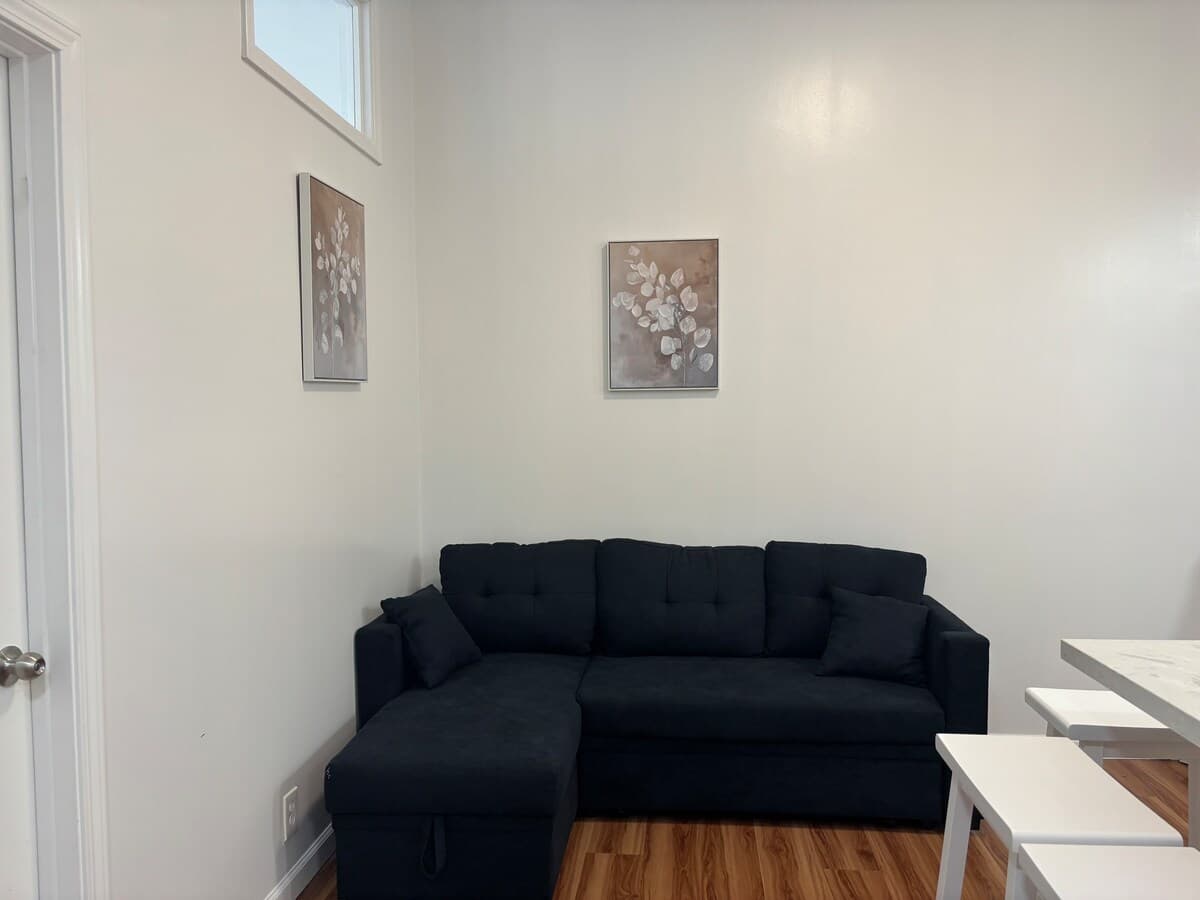 High Ceiling 1BR Free Parking - Photo 2