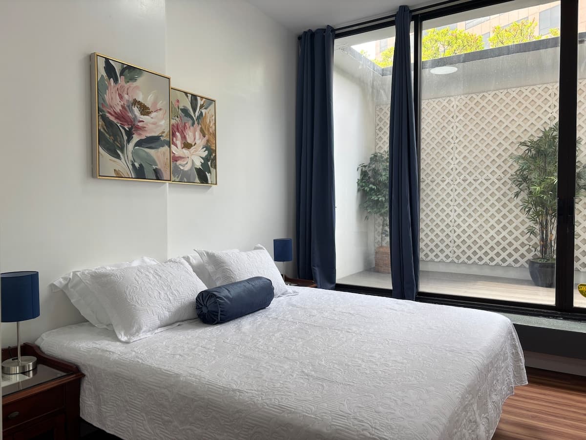 High Ceiling 1BR Free Parking - Photo 1