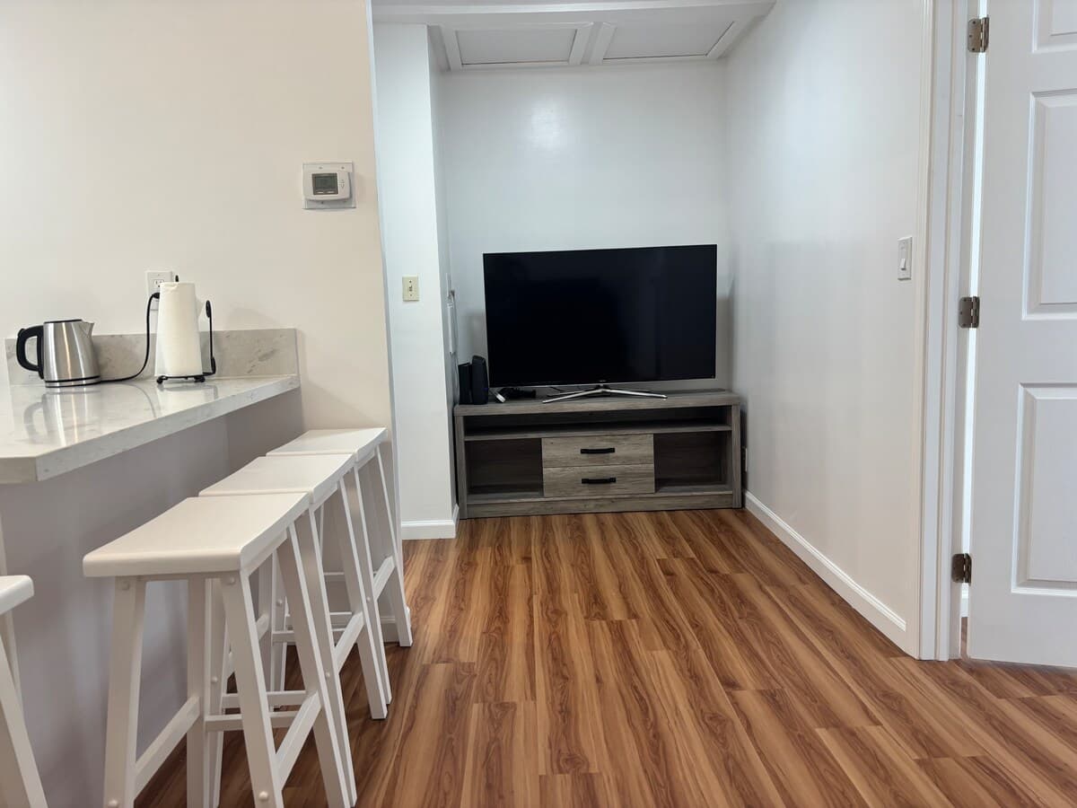 High Ceiling 1BR Free Parking - Photo 3