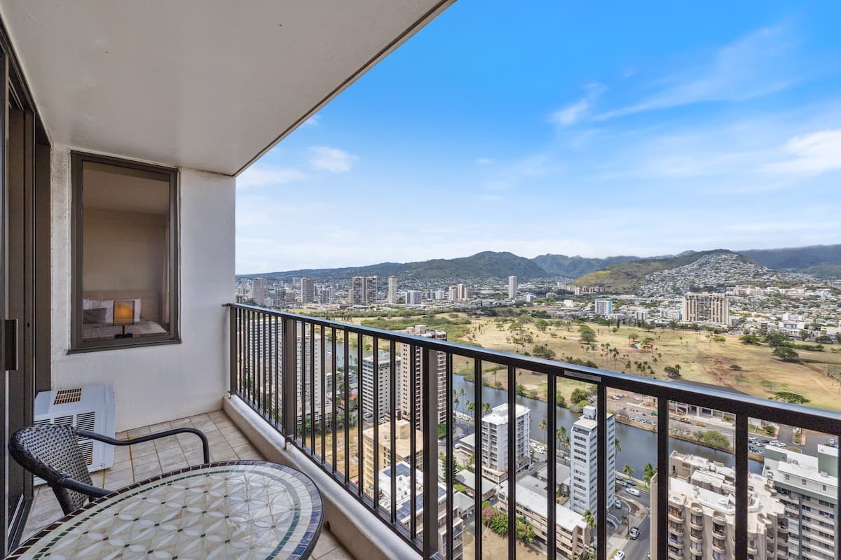 Hotel in Honolulu · ★4.7 · 1 bedroom · 3 beds · 1 private bath - Photo 1