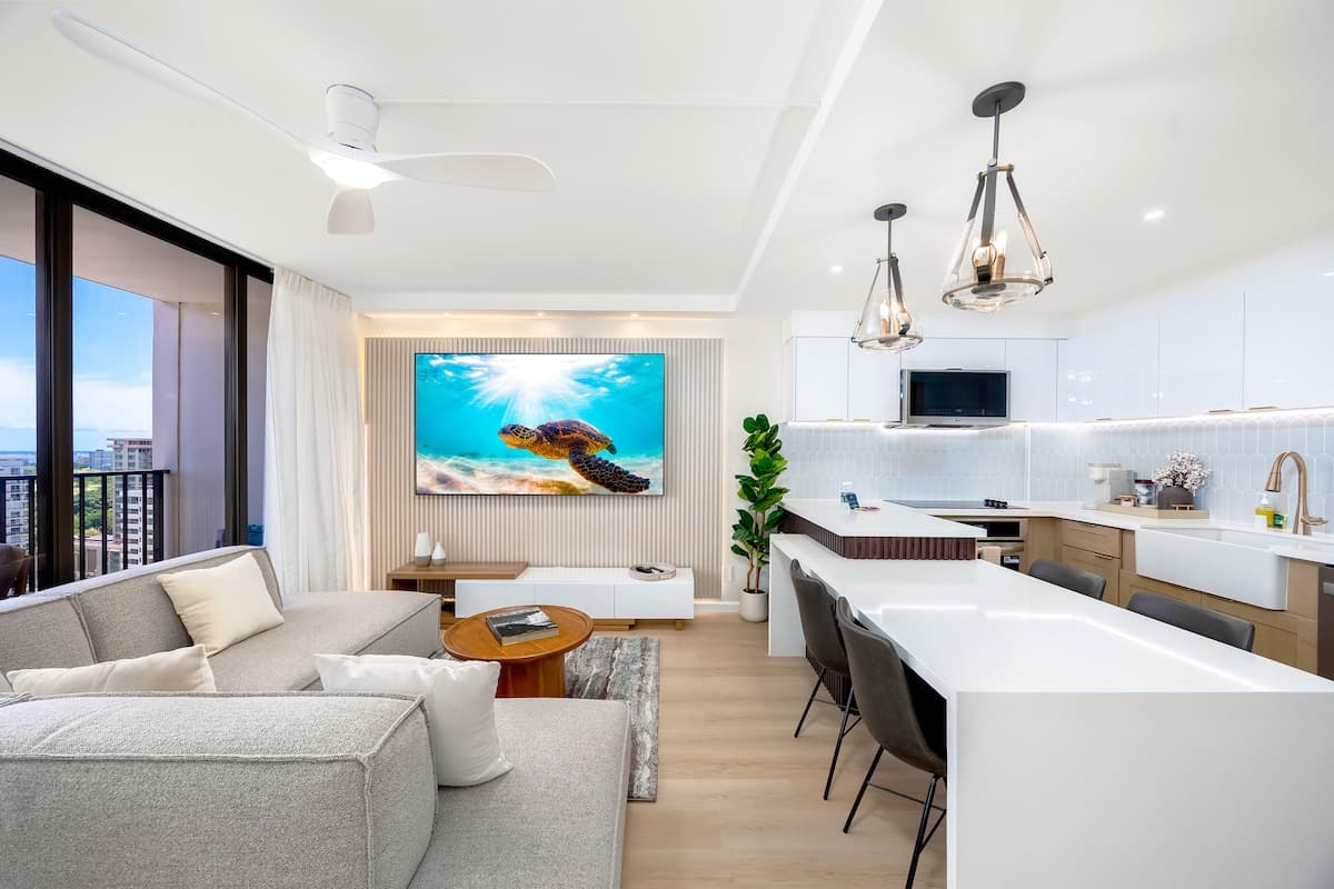 Waikiki condo w/ lanai, views & beach gear - Photo 5