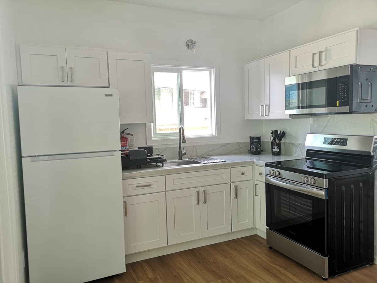 Studio + 2 Bonus Rooms + Patio + AC, Near Airport - Photo 5