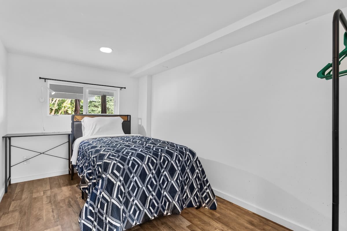 Studio + 2 Bonus Rooms + Patio + AC, Near Airport - Photo 1
