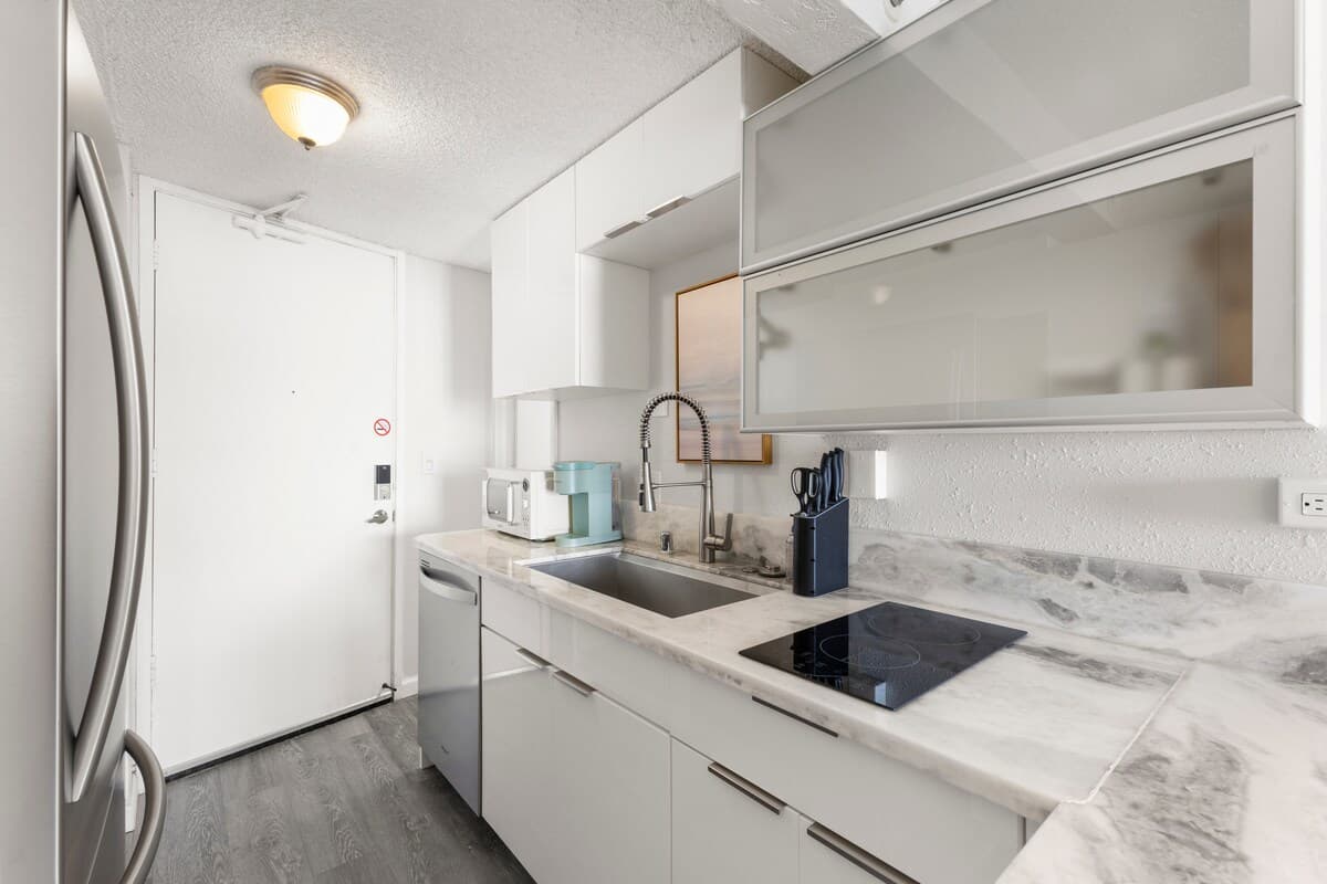 9FL-Modern Walkable Waikiki King Studio - Photo 2