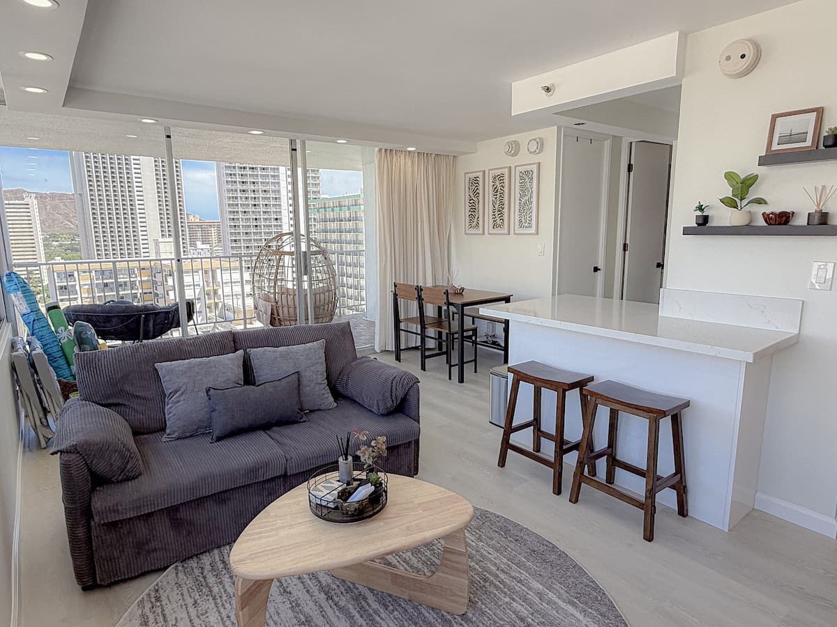 Waikiki Beach & Diamond Head View | 18F Luxe 1B - Photo 2