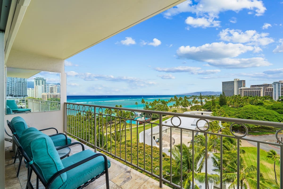 Condo in Honolulu · ★4.91 · 2 bedrooms · 4 beds · 2 private baths - Photo 4