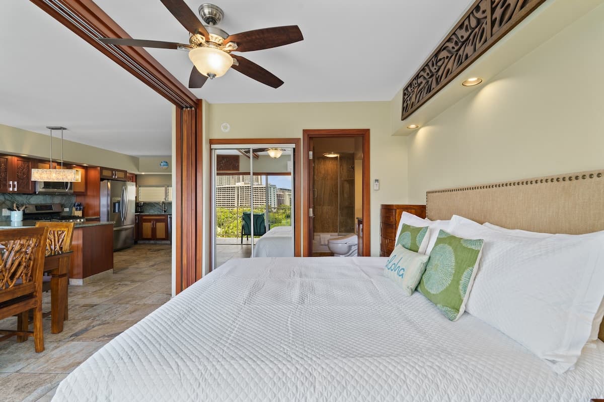 Condo in Honolulu · ★4.91 · 2 bedrooms · 4 beds · 2 private baths - Photo 1