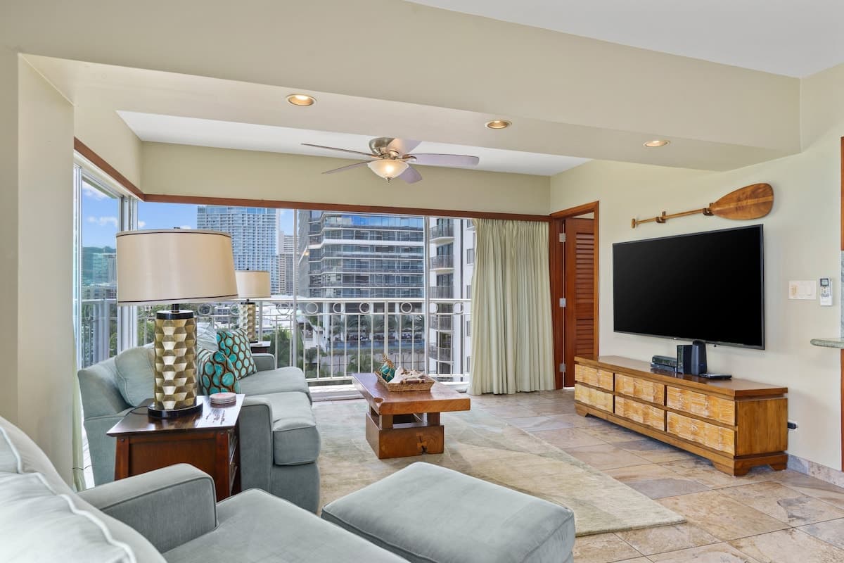 Condo in Honolulu · ★4.91 · 2 bedrooms · 4 beds · 2 private baths - Photo 5