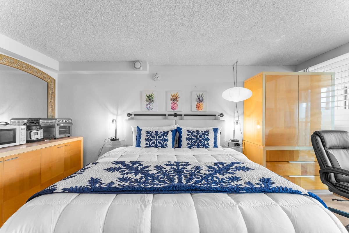 Modern upgrade near beach amazing views king bed - Photo 1